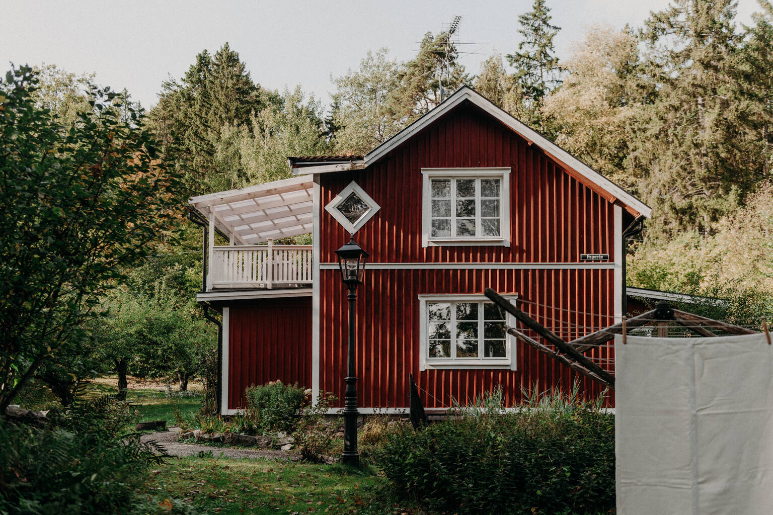 Vaikne puhkeoaas metsa ja veekogu piiril